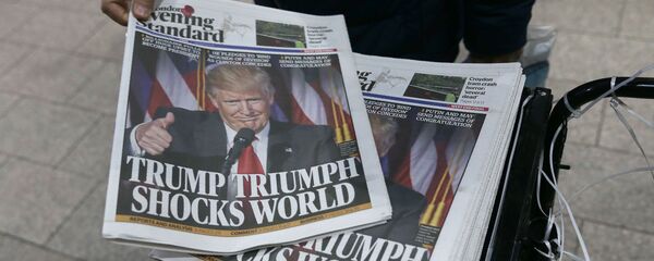 Фотография Дональда Трампа на обложке газеты Фотография Дональда Трампа на обложке газеты - Sputnik Таджикистан