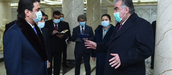 Президент Эмомали Рахмон и Рустам Эмомали на открытие дворца Кохи Вахдат в Душанбе Президент Эмомали Рахмон и Рустам Эмомали на открытие дворца Кохи Вахдат в Душанбе - Sputnik Тоҷикистон