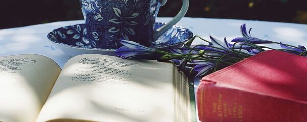 Книга со стихами на столе Книга со стихами на столе - Sputnik Таджикистан