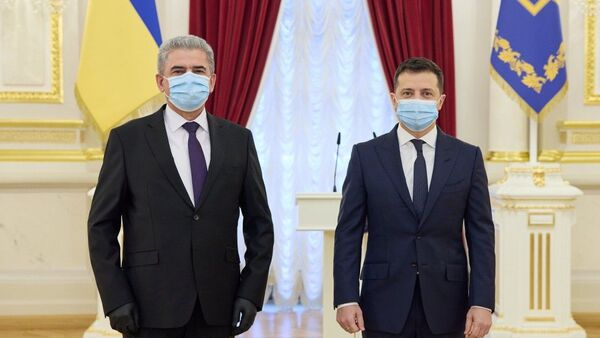 Президент Украины Владимир Зеленский и посол Таджикистана Хайдар Давлатали - Sputnik Таджикистан