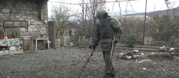 Разминирование территорий частных домов в Степанакерте - Sputnik Тоҷикистон