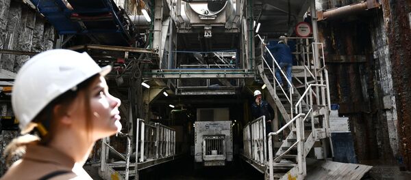 Женщина на строительной площадке - Sputnik Тоҷикистон