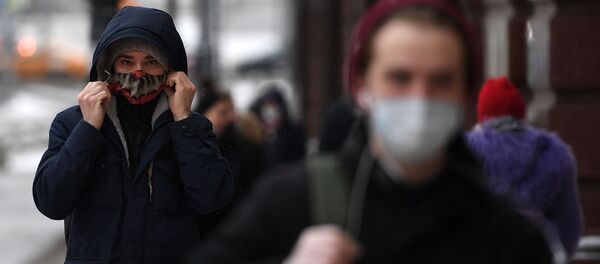 Прохожие в защитных масках  - Sputnik Тоҷикистон