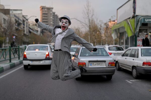 Мохаммад, иранский уличный артист в костюме Джокера - Sputnik Тоҷикистон