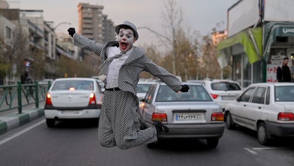 Мохаммад, иранский уличный артист в костюме Джокера - Sputnik Таджикистан