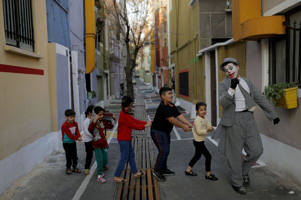 Мохаммад, иранский уличный артист в костюме Джокера развлекает детей - Sputnik Таджикистан