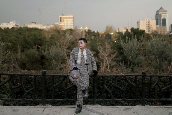 Мохаммад, иранский уличный артист в костюме Джокера - Sputnik Тоҷикистон