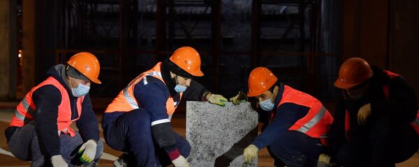 Рабочие на строительной площадке - Sputnik Тоҷикистон