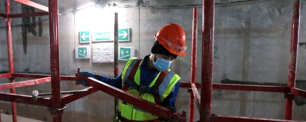 Рабочий на строительной площадке Рабочий на строительной площадке - Sputnik Тоҷикистон