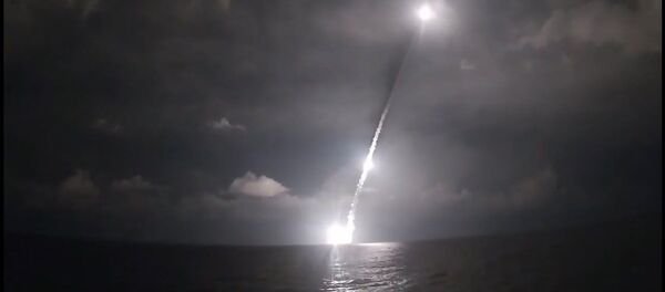 Залп четырьмя баллистическими ракетами Булава с борта новейшей подлодки Владимир Мономах - YouTube - Sputnik Тоҷикистон