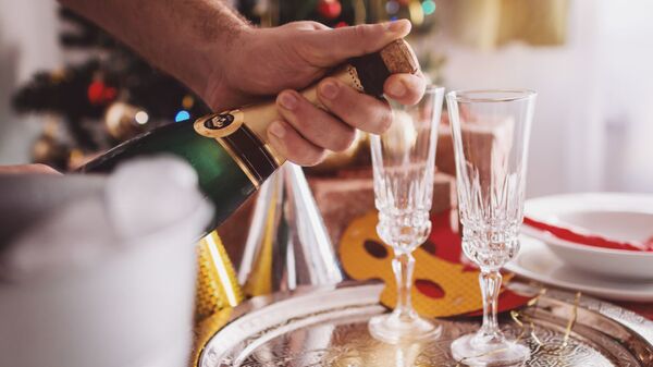 Шампанское на новый год - Sputnik Таджикистан