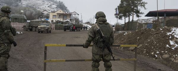Блокпост российских миротворцев на въезде в город Шуша  - Sputnik Таджикистан