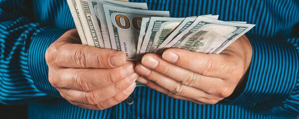 Доллары в руках Доллары в руках - Sputnik Тоҷикистон