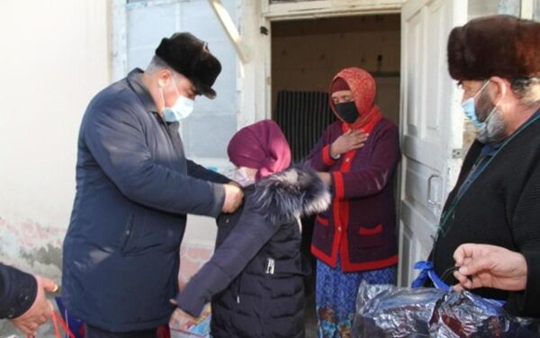 Ахмадзода посетил бедных семей в Исфаре - Sputnik Тоҷикистон