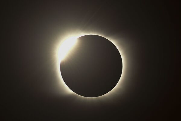 Огненное кольцо во время полного солнечного затмения в Аргентине  - Sputnik Тоҷикистон