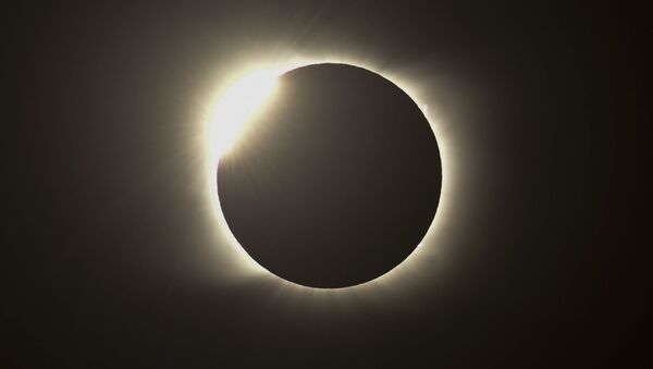 Огненное кольцо во время полного солнечного затмения в Аргентине  - Sputnik Таджикистан