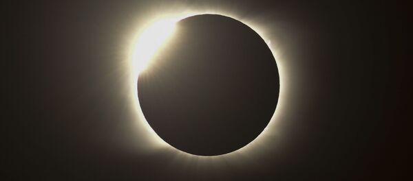Огненное кольцо во время полного солнечного затмения в Аргентине  - Sputnik Тоҷикистон