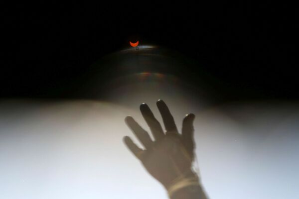 Полное солнечное затмение через фильтры  - Sputnik Таджикистан