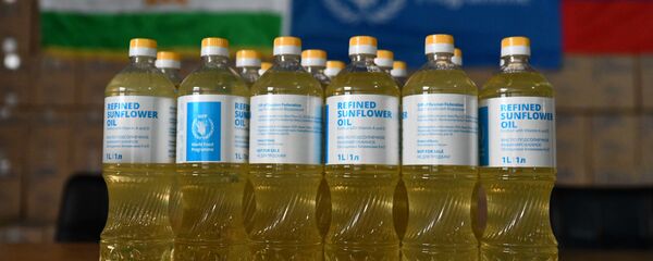 Гуманитарный груз подсолнечного масла от Российской Федерации для сельских школ Таджикистана - Sputnik Тоҷикистон