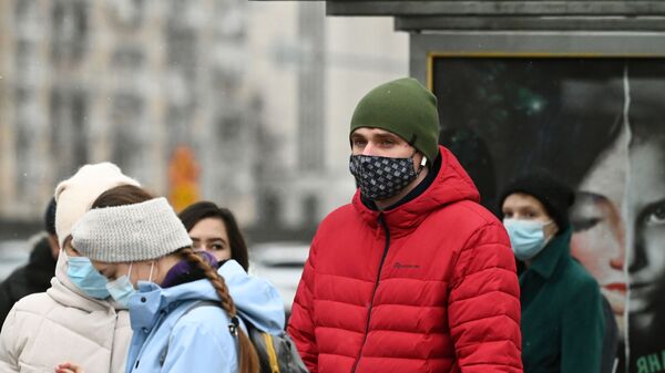 Люди в защитных масках на остановке общественного транспорта  - Sputnik Таджикистан