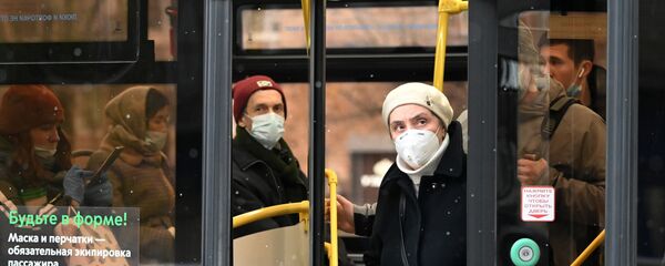 Люди в защитных масках в Москве - Sputnik Таджикистан