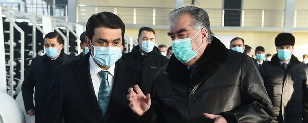 Эмомали Рахмон и Рустам на предприятии ООО Гаюр-Пак Эмомали Рахмон и Рустам на предприятии ООО Гаюр-Пак - Sputnik Тоҷикистон