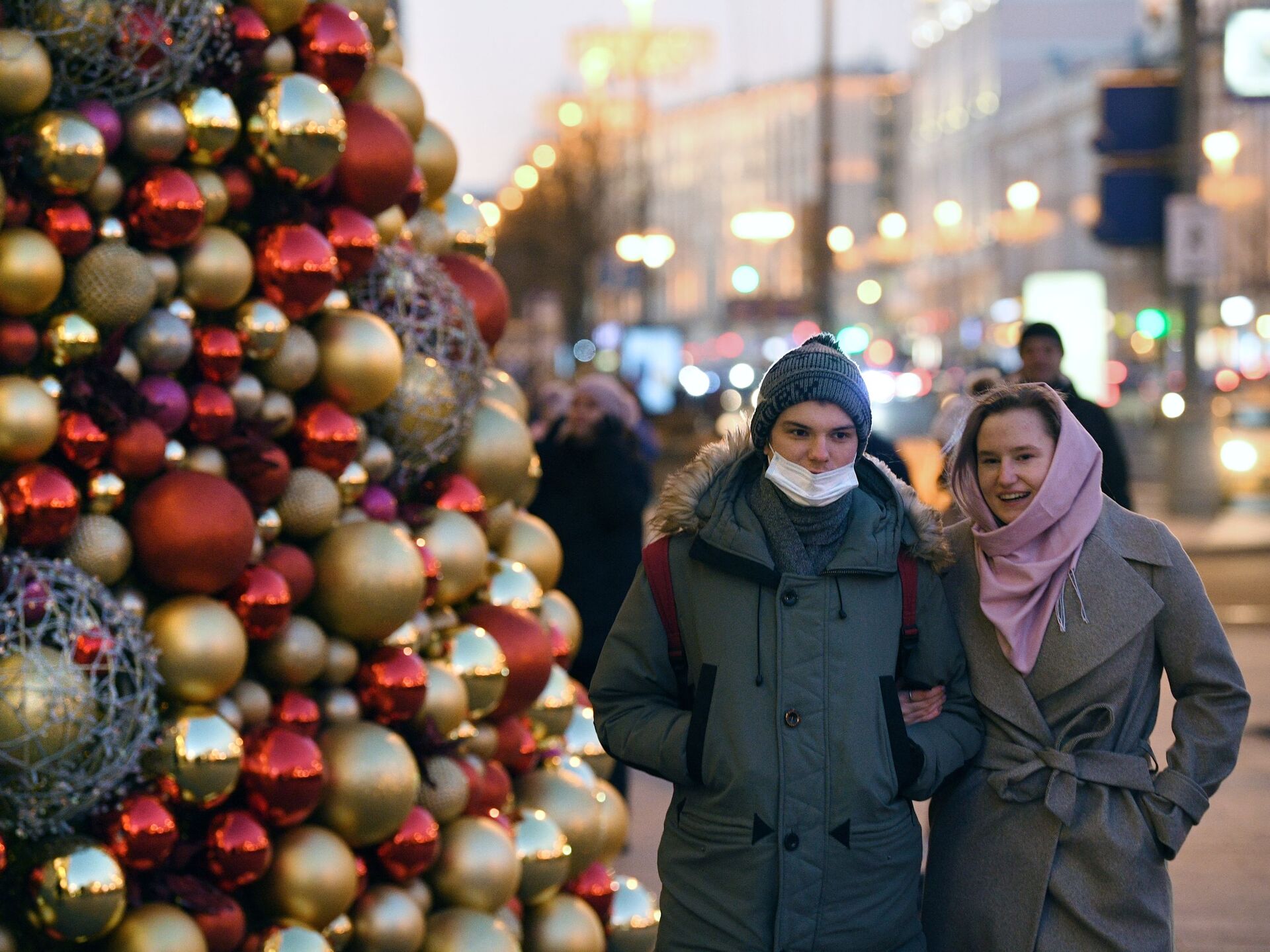 31 декабря является. Новогодние прохожие. 31 Декабря. Фото россиян в НГ. Тверская декабрь.