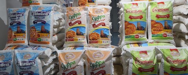 Мешки с мукой на  ООО Душанбинский мукомольный комбинат - Sputnik Тоҷикистон