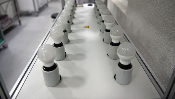 Светодиодные лампы на предприятии по производству диодных ламп ООО Гаюр в Душанбе - Sputnik Тоҷикистон