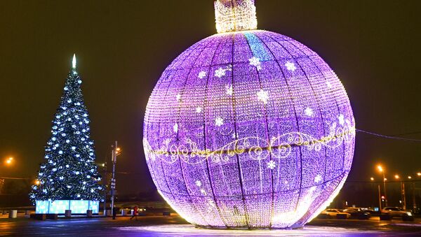 Световая инсталляция Новогодний шар - Sputnik Таджикистан