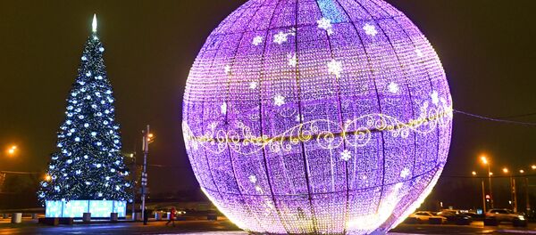 Световая инсталляция Новогодний шар - Sputnik Таджикистан