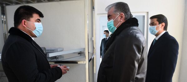 Соҳибкор Акбар Ғуломов ҳангоми суҳбат бо Эмомалӣ Раҳмон, раисиҷумҳури Тоҷикистон Соҳибкор Акбар Ғуломов ҳангоми суҳбат бо Эмомалӣ Раҳмон, раисиҷумҳури Тоҷикистон - Sputnik Тоҷикистон