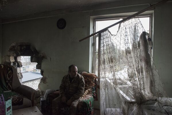 Мужчина у себя дома в городе Мартакерт в Нагорном Карабахе - Sputnik Таджикистан
