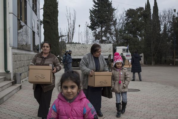 Раздача гуманитарной помощи российскими миротворцами в Карабахе - Sputnik Таджикистан
