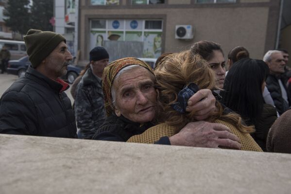 Местные жители ожидают раздачи гуманитарной помощи российскими миротворцами в Карабахе - Sputnik Таджикистан