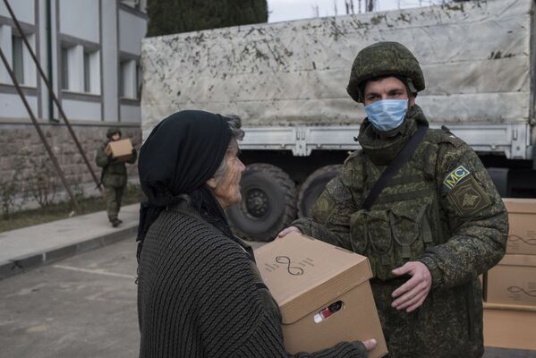 Раздача гуманитарной помощи российскими миротворцами в Карабахе - Sputnik Таджикистан