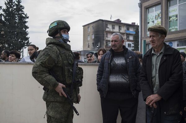 Местные жители ожидают раздачи гуманитарной помощи в Карабахе - Sputnik Таджикистан