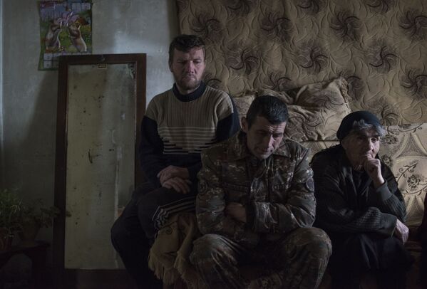 Мужчины в одной из комнат своей квартиры в городе Мартакерт в Нагорном Карабахе - Sputnik Таджикистан