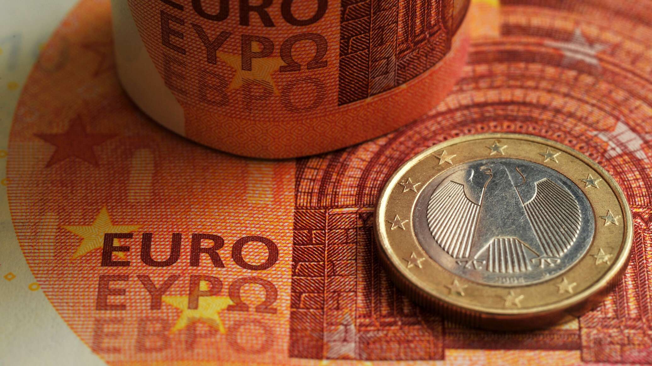 Сколько сейчас евро в рублях 2024. Евро. Валюта. Евро купюры и монеты. 1000000000 Евро.