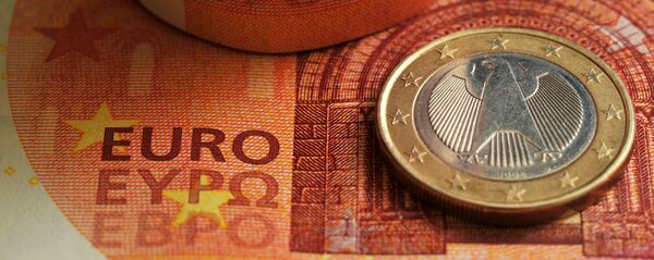 Монета номиналом 1 евро на фоне фрагмента банкноты номиналом 10 евро.  - Sputnik Таджикистан