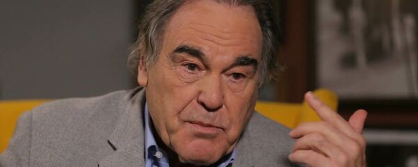Американский режиссер Оливер Стоун привился российской вакциной от коронавируса - YouTube - Sputnik Тоҷикистон