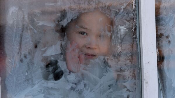 Девочка в окне домика зимой  - Sputnik Таджикистан