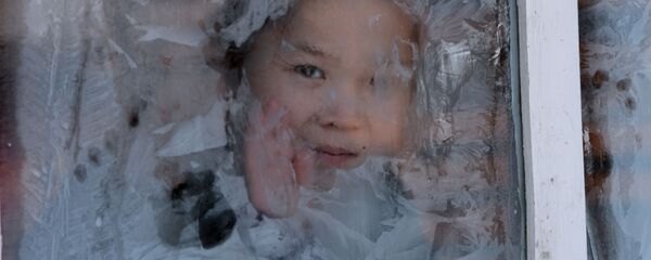 Девочка в окне домика зимой  - Sputnik Таджикистан