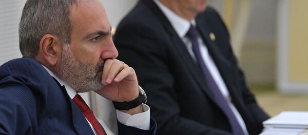Премьер-министр Армении Никол Пашинян (слева) и президент Азербайджана Ильхам Алиев - Sputnik Тоҷикистон