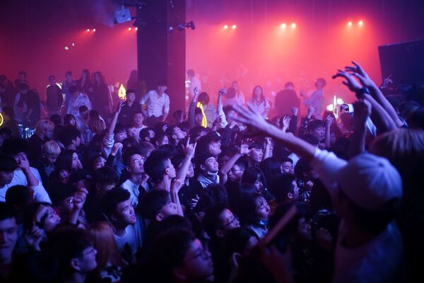 Посетители танцуют в ночном клубе в Ухане - Sputnik Таджикистан