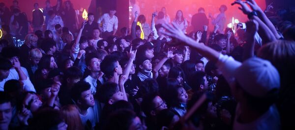 Посетители танцуют в ночном клубе в Ухане - Sputnik Тоҷикистон