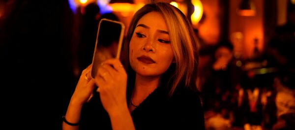 Девушка в ресторане Уханя - Sputnik Таджикистан