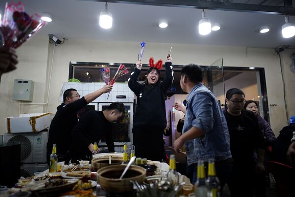 Люди празднуют день рождения в ресторане Уханя - Sputnik Таджикистан