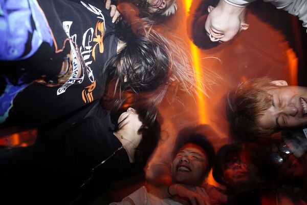 Люди танцуют в ночном клубе Уханя - Sputnik Таджикистан