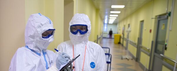 Медицинские работники во время обхода в госпитале для лечения больных COVID-19 - Sputnik Тоҷикистон